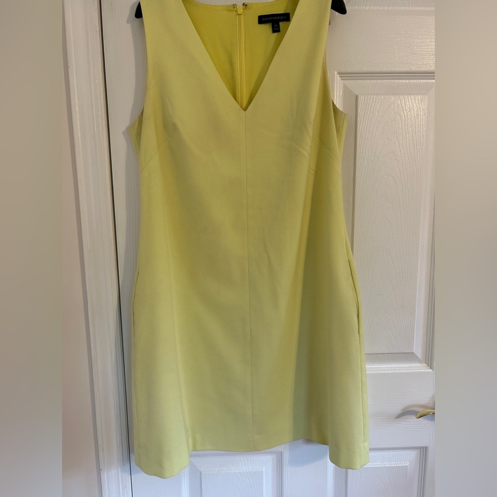 Neón yellow Banana republic dress Size 10 with pockets.  good condition.